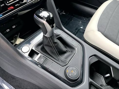 Certified 2025 Volkswagen Taos SE w/ Panoramic Sunroof Package image 17