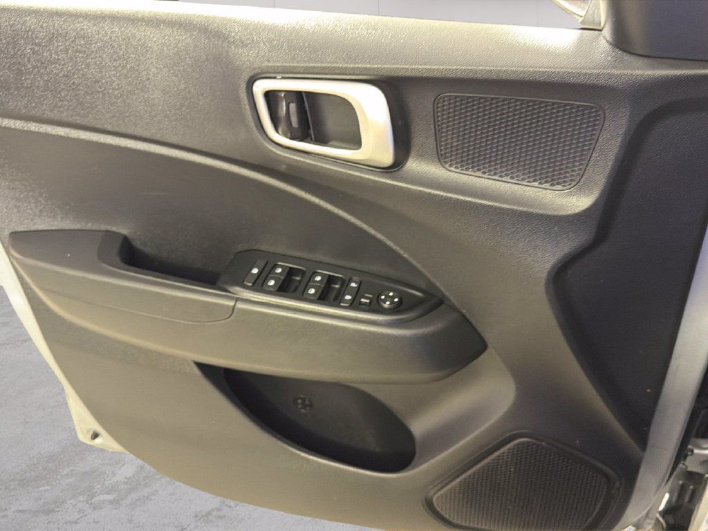 Used 2022 Hyundai Venue SE w/ Cargo Package FWD image 25