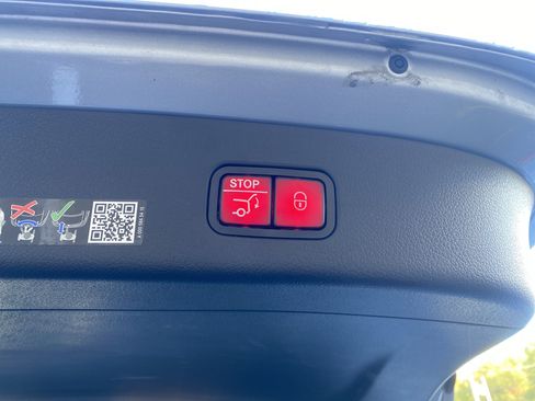 Used 2025 Mercedes-Benz GLC 300 4MATIC image 21