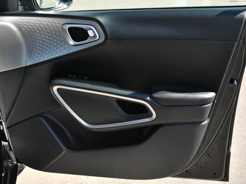 Used 2023 Kia Soul LX image 36