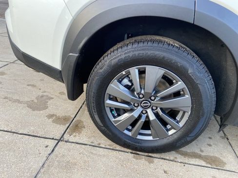 Used 2024 Nissan Pathfinder SV FWD image 32