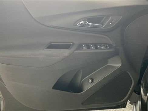 Used 2022 Chevrolet Equinox RS w/ Infotainment Package image 36
