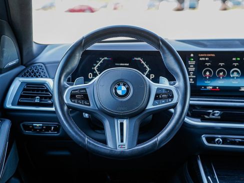 Used 2023 BMW X7 M60i image 12