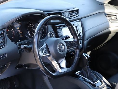 Used 2020 Nissan Rogue SV image 11