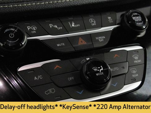 Used 2021 Chrysler Pacifica Touring-L w/ Uconnect Theater Family Group image 28