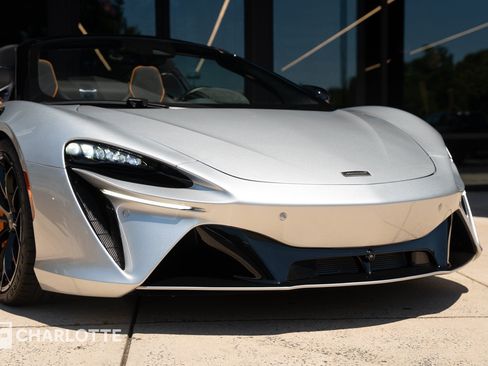Used 2025 McLaren Artura Spider RWD image 2
