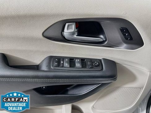 Used 2024 Chrysler Pacifica Limited FWD image 18
