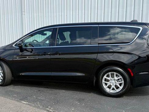 Used 2026 Chrysler Pacifica Select image 2