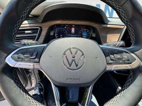 Used 2025 Volkswagen Atlas SE AWD/4WD image 20