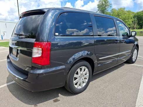 Used 2014 Chrysler Town & Country Touring FWD image 25