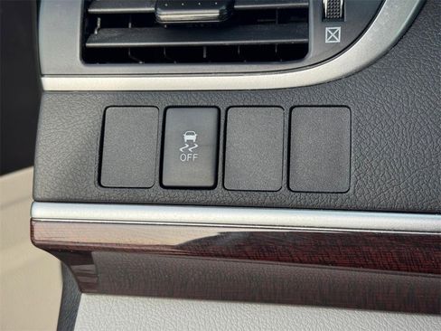 Used 2014 Toyota Camry L image 22