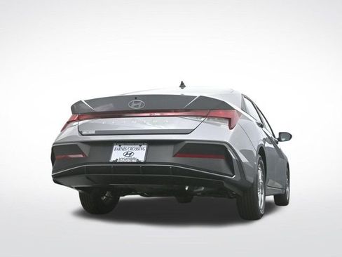 Used 2025 Hyundai Elantra SE FWD image 34