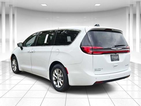 New 2026 Chrysler Pacifica Limited FWD image 5