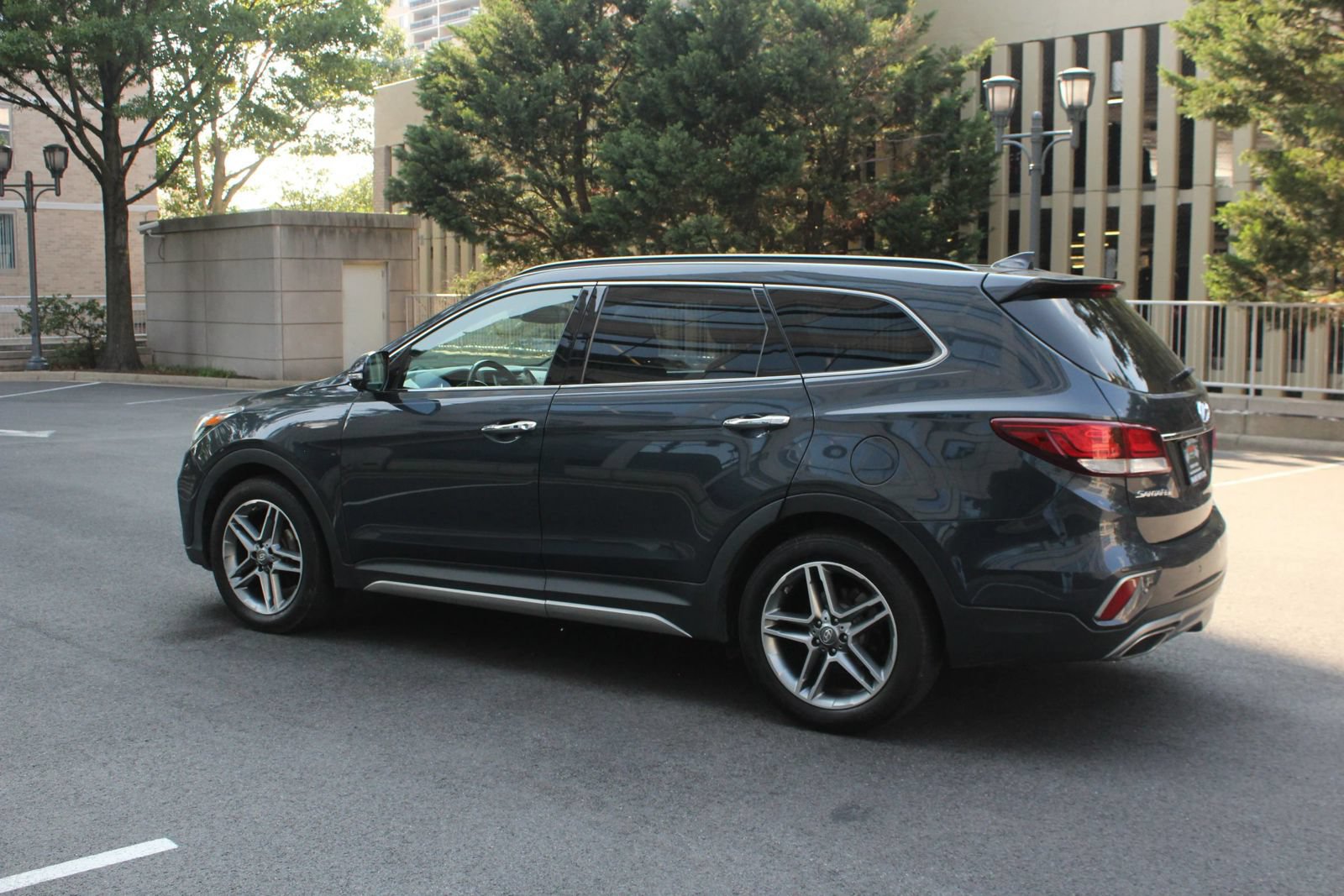 Used 2017 Hyundai Santa Fe Limited AWD/4WD image 9