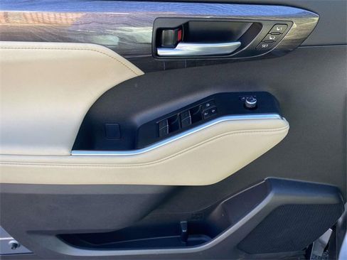 Used 2024 Toyota Highlander Limited image 18