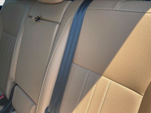 Used 2023 Volkswagen Tiguan SE w/ Panoramic Sunroof Package FWD image 11