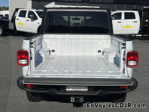 Used 2022 Jeep Gladiator Sport image 21