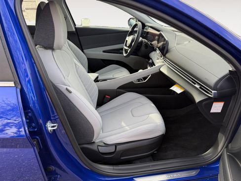 New 2025 Hyundai Elantra Limited image 19