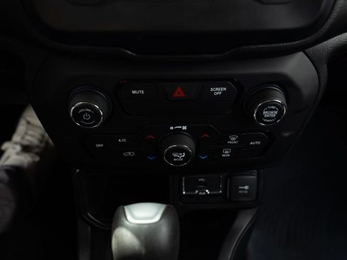 Used 2019 Jeep Renegade Altitude w/ Quick Order Package 2XM FWD image 16