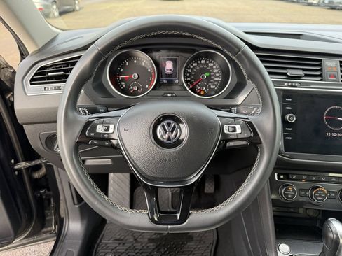 Used 2021 Volkswagen Tiguan SE image 18