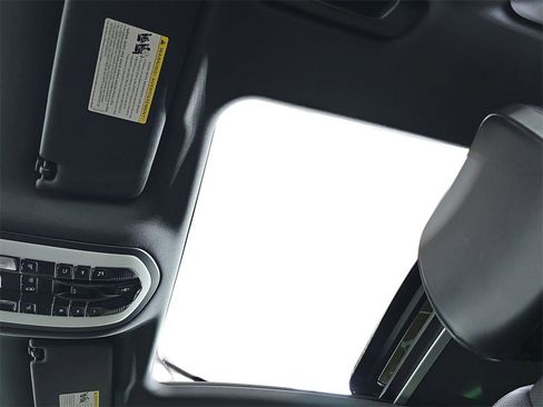 Certified 2025 Porsche Macan image 28