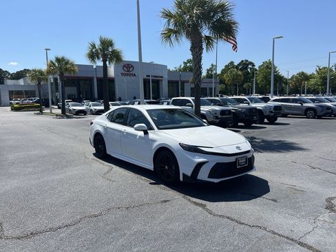 Used 2025 Toyota Camry SE FWD image 2