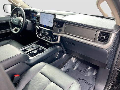 Used 2023 Ford Expedition XLT image 29