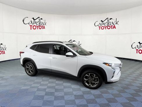 Used 2025 Chevrolet Trax LT FWD image 2