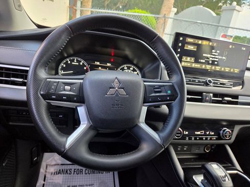 Used 2025 Mitsubishi Outlander SE FWD image 31