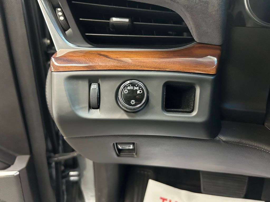 Used 2019 Cadillac Escalade Premium Luxury RWD image 25