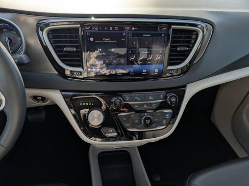 Used 2023 Chrysler Pacifica Touring-L FWD image 23