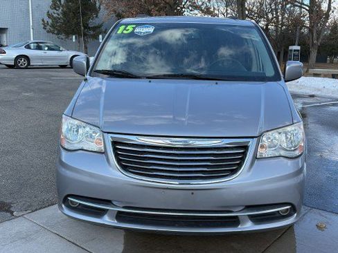 Used 2015 Chrysler Town & Country Touring image 31