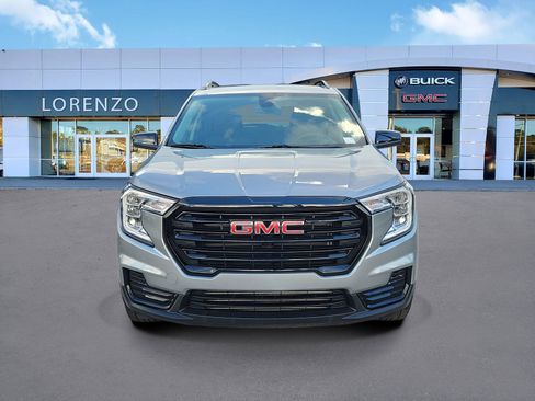 Used 2024 GMC Terrain SLE w/ Driver Convenience Package FWD image 2