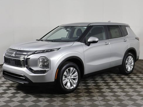 New 2025 Mitsubishi Outlander ES image 8