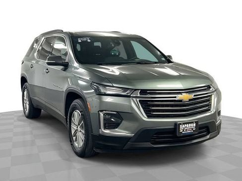 Certified 2023 Chevrolet Traverse LT FWD image 1