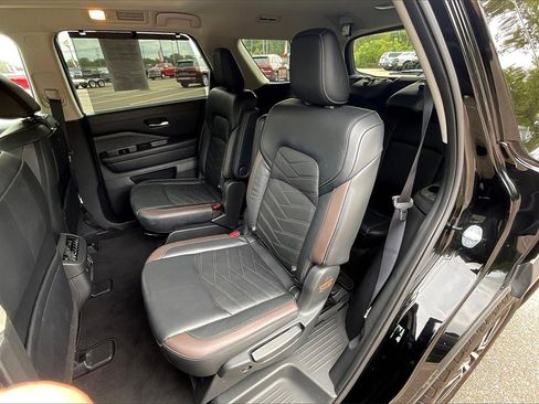 Used 2024 Nissan Pathfinder Platinum image 26