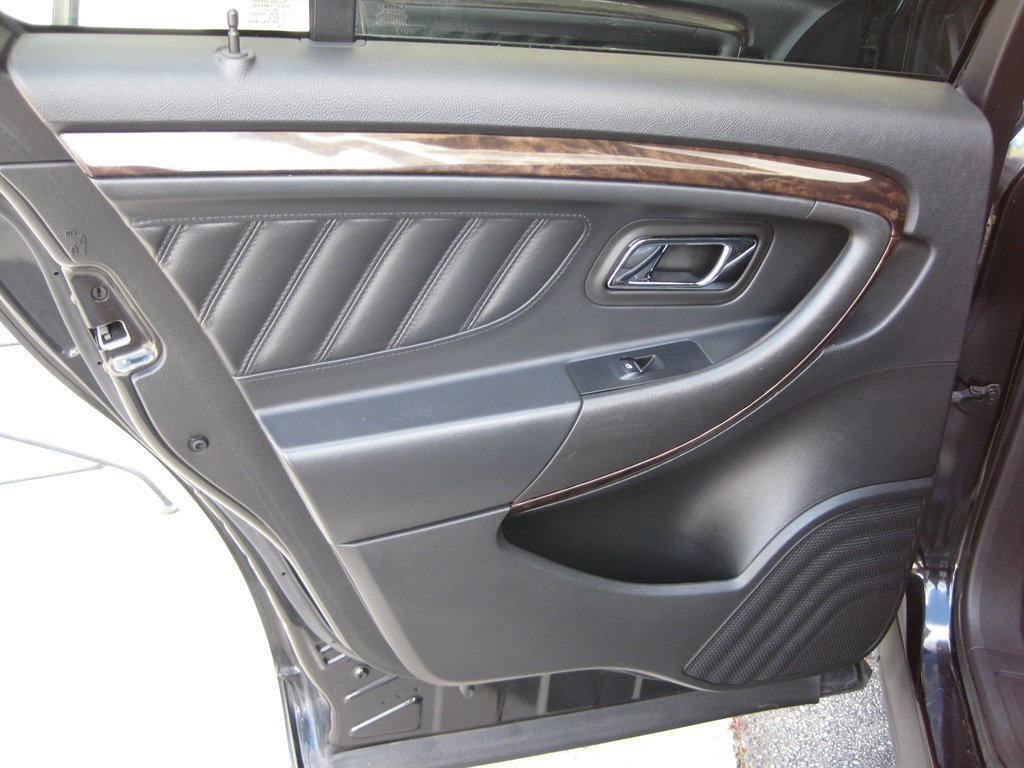 Used 2015 Ford Taurus Limited FWD image 25