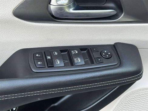 Used 2023 Chrysler Pacifica Touring-L image 16
