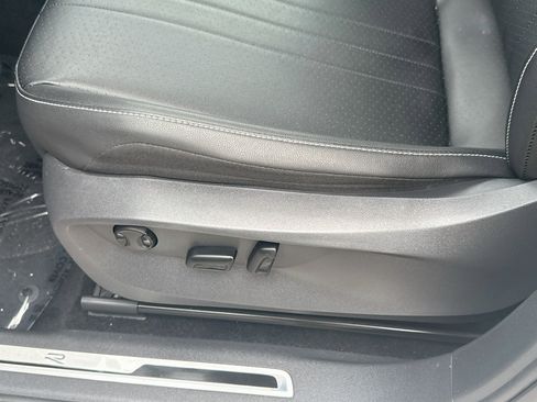 Certified 2023 Volkswagen Tiguan SE R-Line FWD image 17