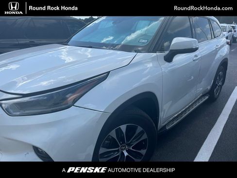 Used 2021 Toyota Highlander XLE FWD image 1