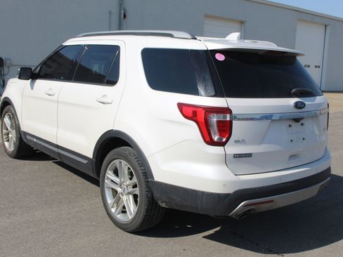 Used 2016 Ford Explorer XLT w/ Equipment Group 202A FWD image 4