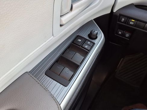 Certified 2025 Toyota Sienna LE image 13
