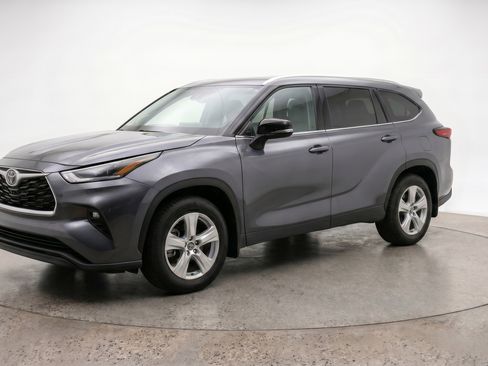 Used 2025 Toyota Highlander LE FWD image 3
