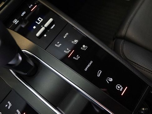 Used 2025 Porsche Macan image 26