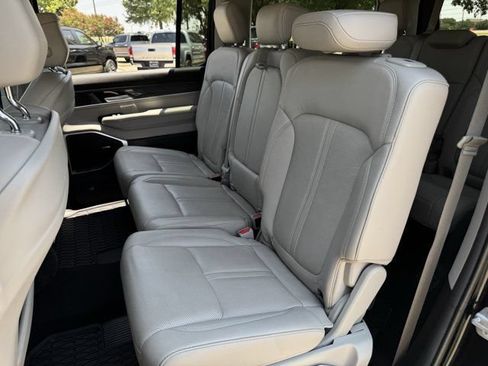 Used 2022 Jeep Wagoneer Series III AWD/4WD image 30