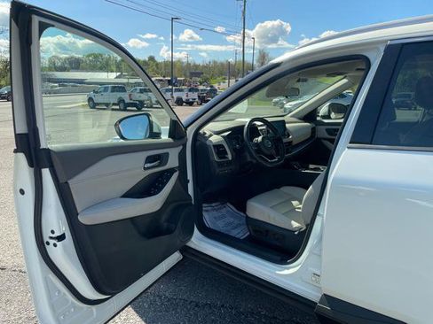 Used 2021 Nissan Rogue SV w/ Premium Package image 14