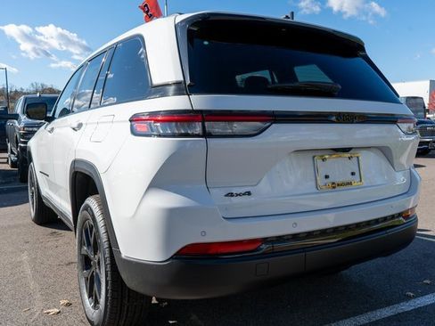 New 2025 Jeep Grand Cherokee Altitude image 7