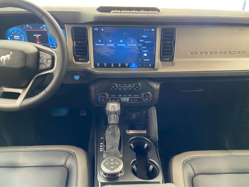 New 2026 Ford Bronco Outer Banks w/ Sasquatch Package AWD/4WD image 17
