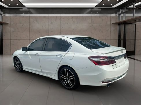 Used 2017 Honda Accord Touring image 4