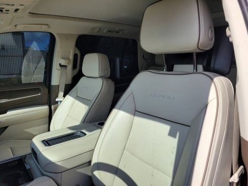 Used 2024 GMC Yukon Denali image 12